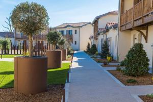 una pasarela frente a una hilera de casas en Clos Castel Villas, en Casteljaloux