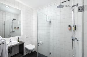 a bathroom with a shower and a toilet and a sink at Alda Hotel Reykjav&iacute;k in Reykjav&iacute;k
