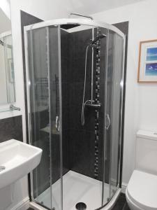 um chuveiro na casa de banho com um lavatório e um WC em Rosehips at Kerensa, Naburn em York