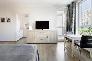 Televízia a/alebo spoločenská miestnosť v ubytovaní Airport Residence ORANGE
