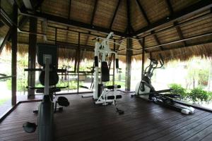 einen Fitnessraum mit Trainingsgeräten in einem Gebäude in der Unterkunft Mimosa Resort & Spa in Mae Nam