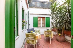 un patio con mesa, sillas y plantas en B&B Accademia, en Verona