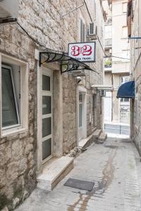 eine Gasse mit einem Schild an der Seite eines Gebäudes in der Unterkunft Apartment Sapa in Split