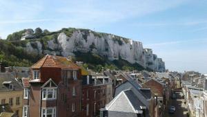 vista su una città con una montagna sullo sfondo di Idéal Panorama du Tréport a Le Tréport Altre 6 foto