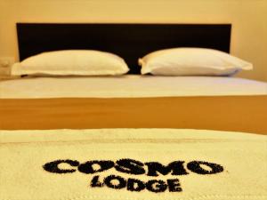 COSMO LODGE客房内的一张或多张床位