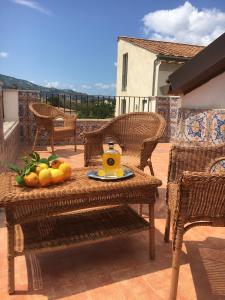 patio con tavolo e spremiagrumi di Maison de Charme Iommella a Sant'Agnello