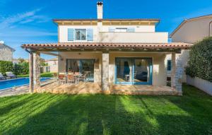 uma casa com um pátio e uma piscina em Villas Adagio em Rojnići