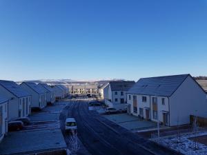 Une rue avec des maisons et une voiture sur la route dans l'établissement 5 Royal View Apartments, à Stirling