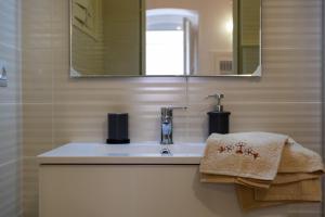ein Bad mit einem Waschbecken und einem Spiegel in der Unterkunft Casa Patti 1 in Monopoli