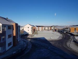 スターリングにある7 Royal View Apartmentsの建物が立ち並ぶ街の空っぽの通り