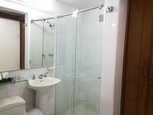 Un baño de Travelers Condominio Plenitud