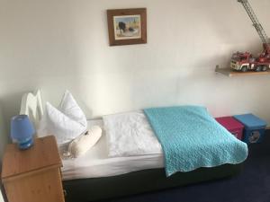 グレーミッツにあるEllaのベッドルーム1室(青い毛布付きのベッド1台付)