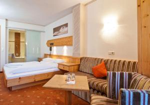A bed or beds in a room at Hotel Toni
