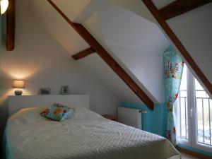 um quarto com uma cama branca e uma janela em gite l'opale em Lailly-en-Val