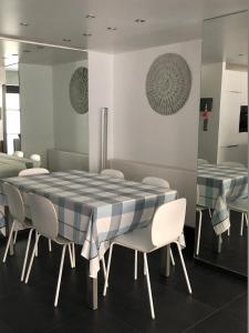 een eetkamer met een blauwe en witte tafel en stoelen bij Seawind in Knokke-Heist