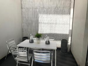 biały stół i krzesła przed oknem w obiekcie Seawind w mieście Knokke-Heist