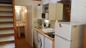 ヴィルヌーヴ・ルベにあるRésidence Cap Azur Maison N° 63の小さなキッチン(冷蔵庫、シンク付)
