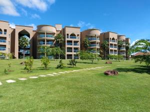 un grand bâtiment avec une pelouse devant lui dans l'établissement Malai Manso Cotista - Resort Acomodações 4 hosp, à Retiro