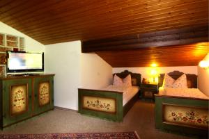 Ένα ή περισσότερα κρεβάτια σε δωμάτιο στο Ferienwohnungen Oberau