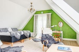 sypialnia z zielonymi ścianami, łóżkiem i stołem w obiekcie Cocoon Meetings w mieście Degeberga