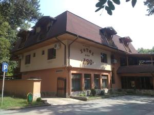 een gebouw met een bord aan de voorkant bij Hotel Les in Razgrad