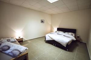 "U Čápa" Krásný apartmán v Sedleci房間的床