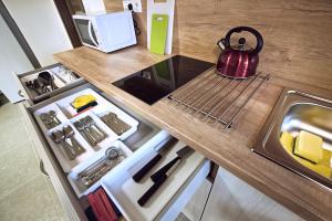 "U Čápa" Krásný apartmán v Sedleci廚房或簡易廚房