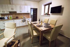 "U Čápa" Krásný apartmán v Sedleci廚房或簡易廚房