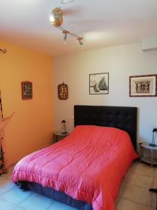 サン・ローラン・デグーズにあるVilla Lombrineのベッドルーム1室(赤い毛布付きのベッド1台付)