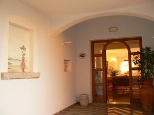 a room with a door and a plant on the wall at Hotel Il Piccolo Golf in Porto Cervo