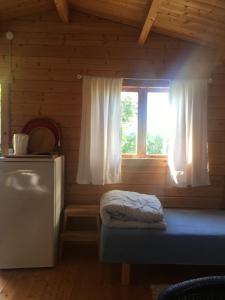 - une chambre avec un lit et une fenêtre dans une cabine dans l'établissement Bådhuset, Ballen, à Ballen
