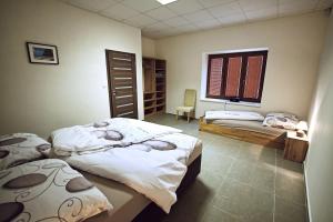 "U Čápa" Krásný apartmán v Sedleci房間的床