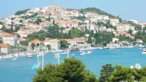 vista su un porto con barche in acqua di Nikolina Rooms a Dubrovnik