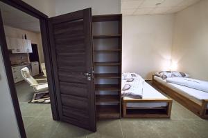 "U Čápa" Krásný apartmán v Sedleci房間的床