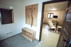 "U Čápa" Krásný apartmán v Sedleci電視和／或娛樂中心