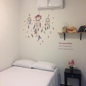 a bedroom with a bed with butterflies on the wall at Apartamento privado, NUEVO Rooftop, AC, GRAN WF in Cancún