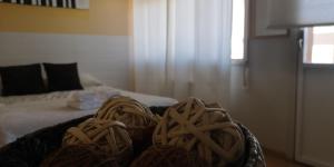 un par de zapatos sentados en la parte superior de una cama en Pensión La Estación, en Sarria