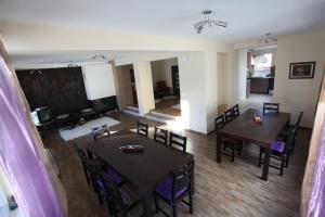 Vista aérea de una sala de estar con mesas y sillas en Ashkova House, en Govedartsi