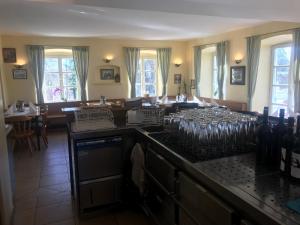 eine Küche mit einer Theke, auf der Weingläser stehen in der Unterkunft il castello in Haiming