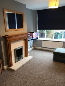 A television and/or entertainment centre at Wyken House - 3 Bedroom House Coventry- Sleeps 5 - Rated Superb