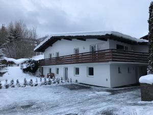 een huis met sneeuw op het dak bij Traumhaft Ruhige Lage Eva Lamprecht in Innsbruck