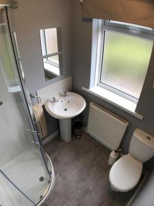 A bathroom at Wyken House - 3 Bedroom House Coventry- Sleeps 5 - Rated Superb