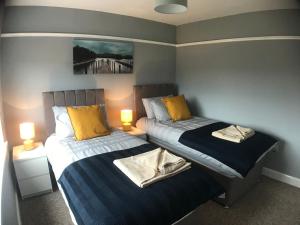 En eller flere senge i et værelse på Wyken House - 3 Bedroom House Coventry - Sleeps 5