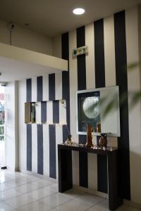 una stanza con strisce bianche e nere su un muro di Nafsika Hotel Athens Centre ad Atene