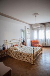 una camera con un grande letto di Casa Carlotta a Mestre