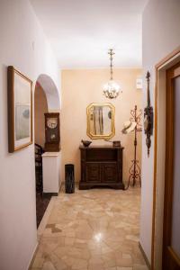 un corridoio con specchio e orologio in una stanza di Casa Carlotta a Mestre