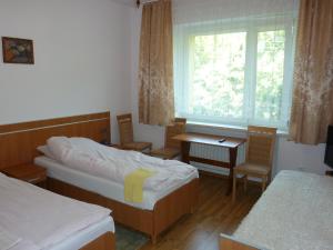 Giường trong phòng chung tại Hotelik Na Zdrowiu