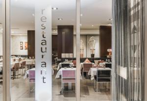 Reštaurácia alebo iné gastronomické zariadenie v ubytovaní Max Hotel Livorno