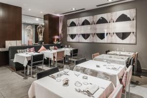 Reštaurácia alebo iné gastronomické zariadenie v ubytovaní Max Hotel Livorno