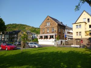 eine Gruppe von Autos, die auf einem Parkplatz geparkt sind in der Unterkunft Hotel Garni Reis in Treis-Karden